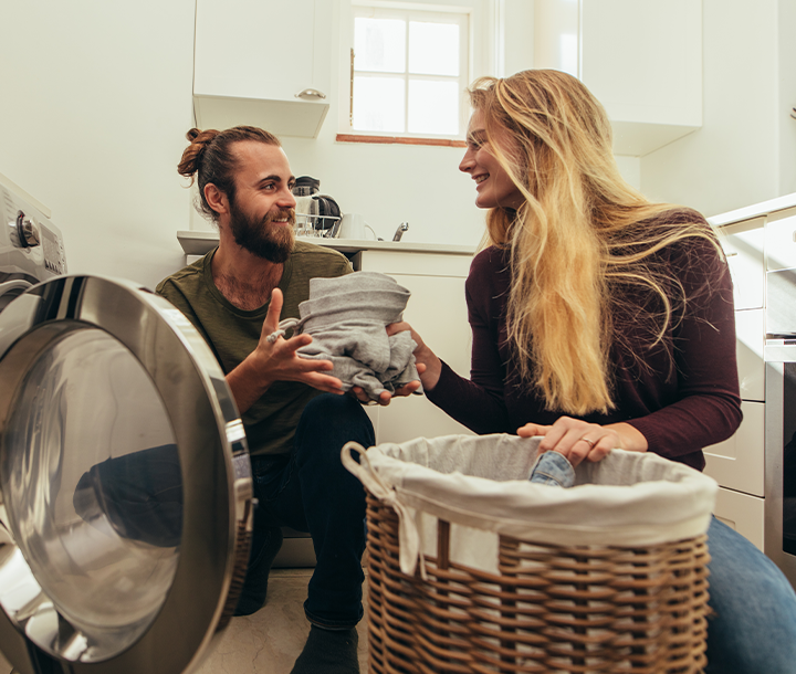 Donna con lenzuolo bianco in un campo di fiori